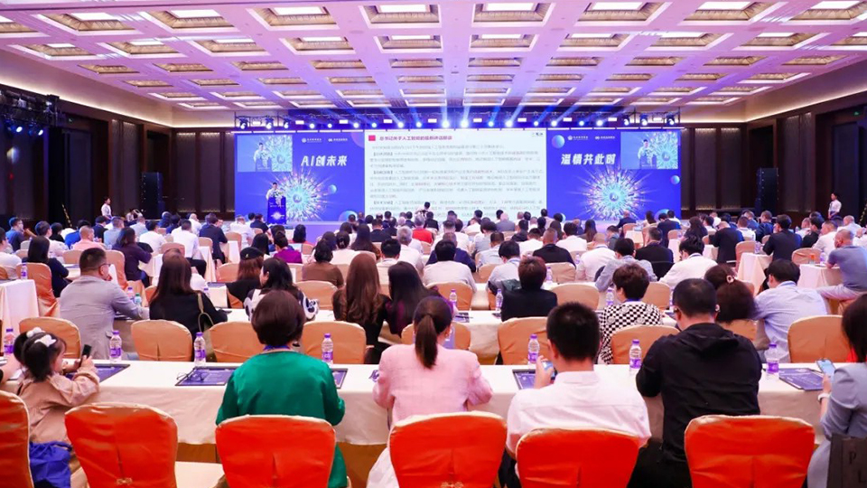 北京温州商会2025迎中秋贺国庆团圆会举行 会长胡兴荣致辞